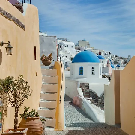 Zoe Aegeas Traditional Oia (Santorini)