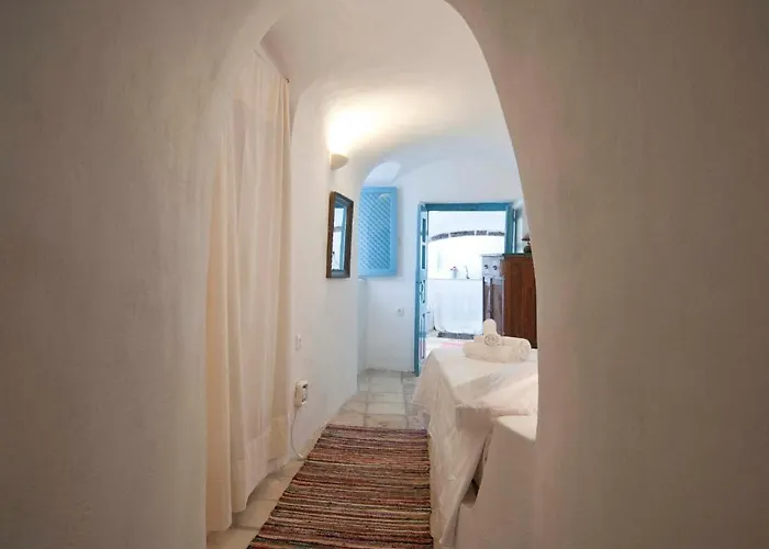 Zoe Aegeas Traditional Oia