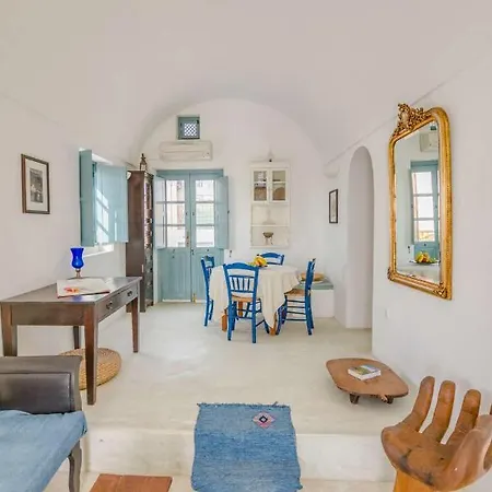 Zoe Aegeas Traditional Oia